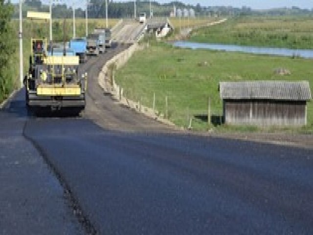 ltimo trecho da Estrada Geral de Congonhas, em Tubaro, comea a receber pavimentao asfltica