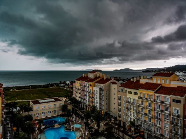 Frente fria provoca queda nas temperaturas e chuva intensa nos prximos dias