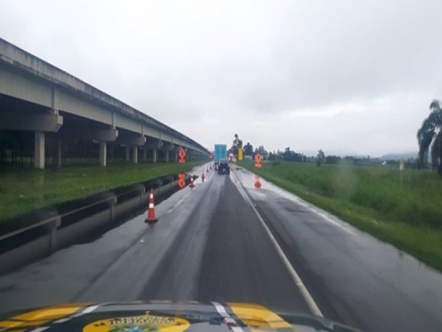 Pista da BR-101 em Maracaj est alagada e acaba interditada