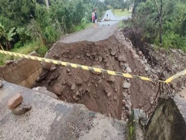 Cabeceira de ponte rompe com forte chuva e deixa comunidades ilhadas em Praia Grande