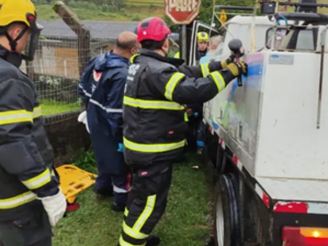 Homem fica preso entre carro e poste em Siderpolis