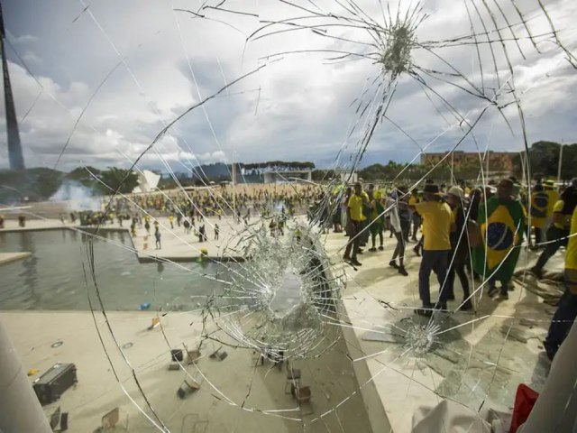 Condenados do 8/1 quebram tornozeleiras e fogem do Brasil