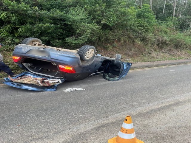 Motorista fica ferida aps capotar veculo em Treze de Maio