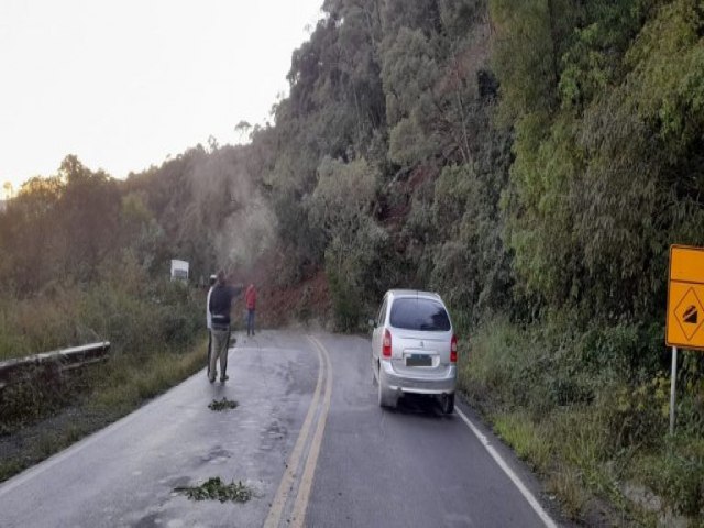 Serra Catarinense: queda de barreira interdita SC-110, em Bom Retiro