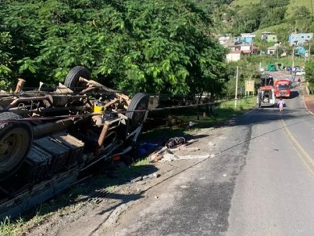 Caminho capota em Garopaba e fere quatro funcionrios de empresa de energia