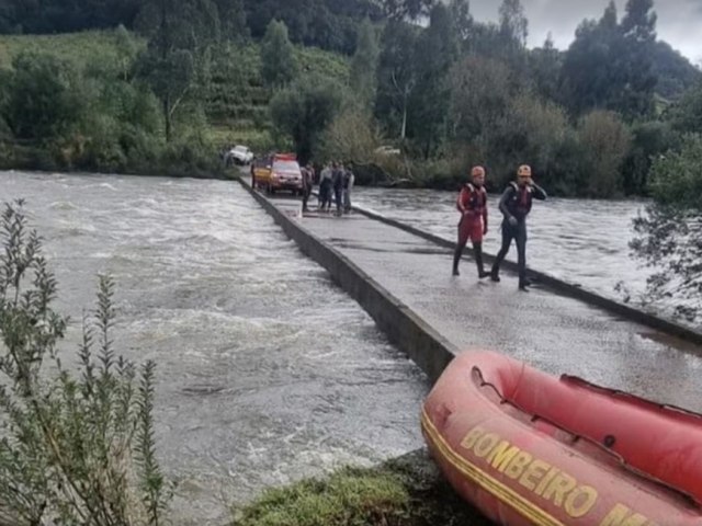 Carro  levado pela correnteza e funcionrio desaparece em rio