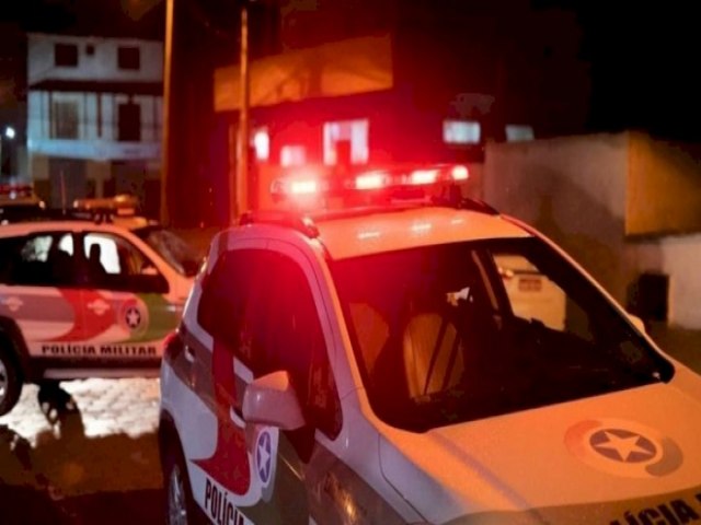 Laguna: Bandidos armados roubam carro e batem veculo durante fuga