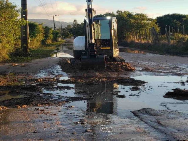 Empresrios contratam mquina particular para dar manuteno em trecho da estrada de Caputera