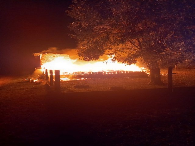 Balnerio Gaivota: Incndio destri residncia durante a madrugada