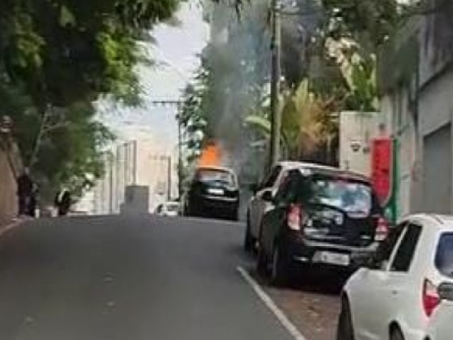 Carro pega fogo no Centro de Tubaro nesta tera-feira (4)