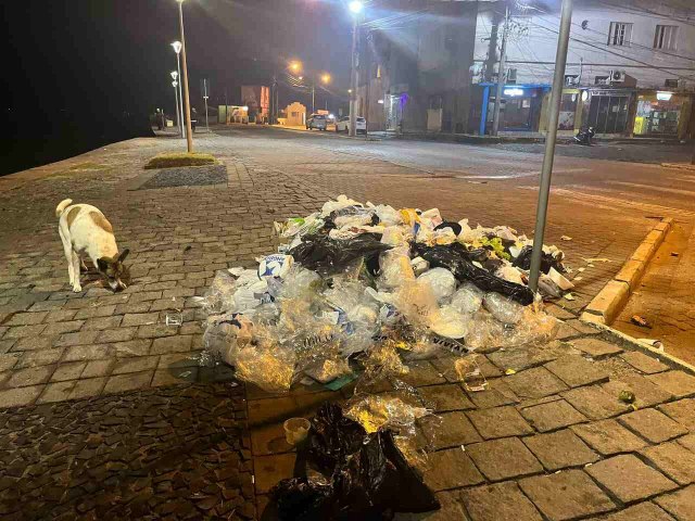 Laguna: Sem coleta, Centro Histrico tem pontos de acmulo de lixo nesta manh