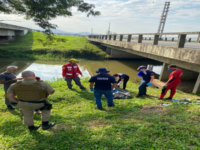 Pescadores encontram corpo boiando embaixo de ponte na BR-101