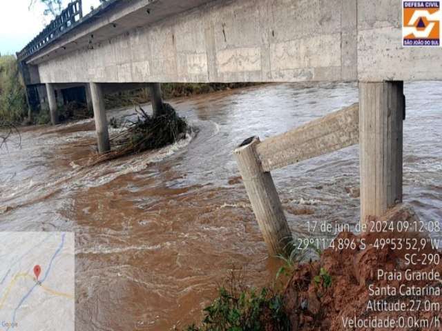 Ponte entre So Joo do Sul e Praia Grande  interditada aps fortes chuvas