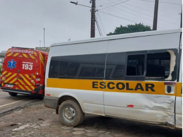 Acidente entre van escolar e moto deixa um ferido em Iara