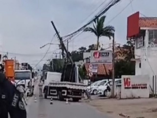 Acidente com caminho Munck na Av. Expedicionrio Jos Pedro Coelho interdita o trnsito no Revoredo em Tubaro