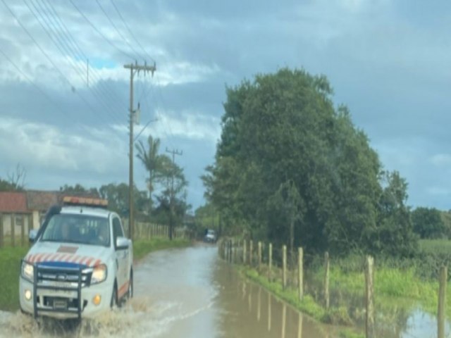 Rio Morto transborda e inunda pontos da Estrada Geral da Madre, em Tubaro