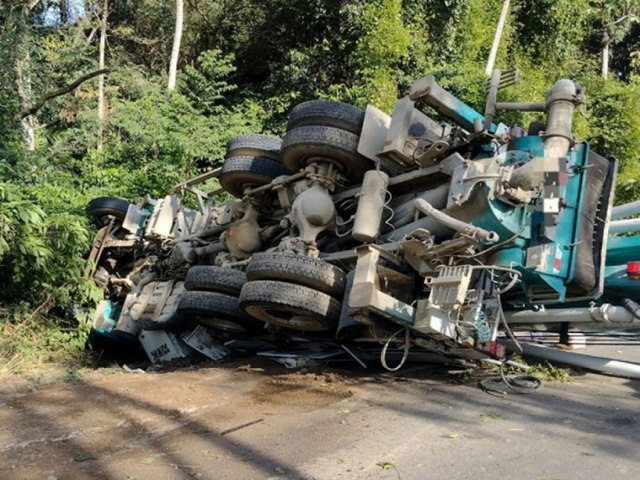 Tombamento de caminho provoca coliso entre carro e moto