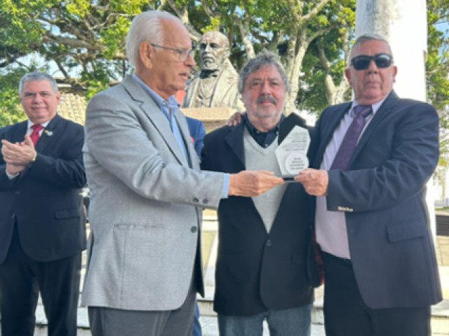 Joo Carlos Wilk recebe homenagem durante comemorao dos 193 anos da Imprensa Catarinense