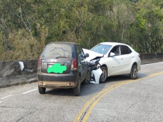 Carro colidem aps motorista entrar na contramo na Serra do Rio do Rastro