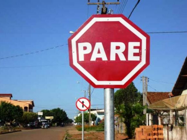 Motorista desobedece placa de 'Pare' e causa acidente com Biz em Brao do Norte