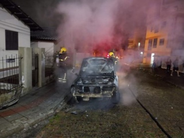 Homem tem carro incendiado aps agredir companheira