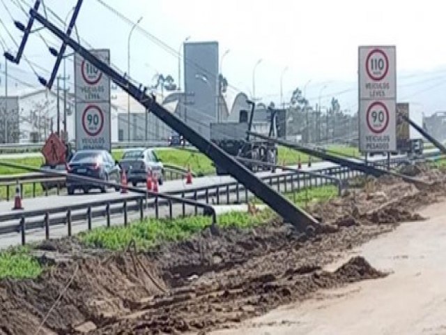 Imbituba: Postes so danificados e trnsito  prejudicado na marginal da BR-101