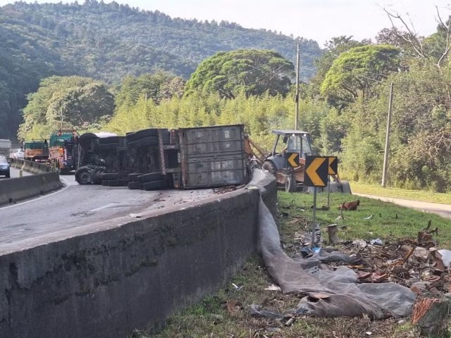 Tombamento de caminho causa fila quilomtrica no Morro dos Cavalos