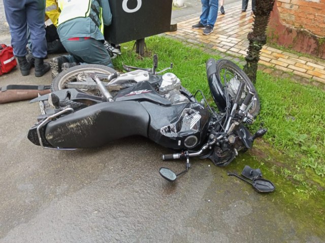 Forte coliso deixa motociclista ferido em Morro da Fumaa