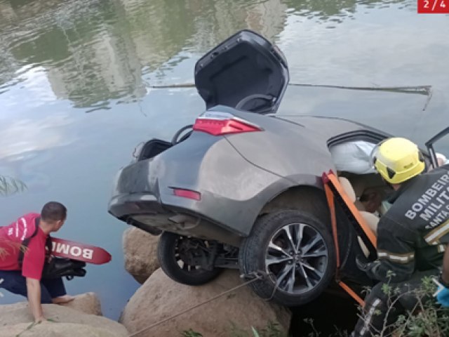 Carro dirigido por idoso cai no Rio Tubaro, no Centro; motorista sofre apenas escoriaes