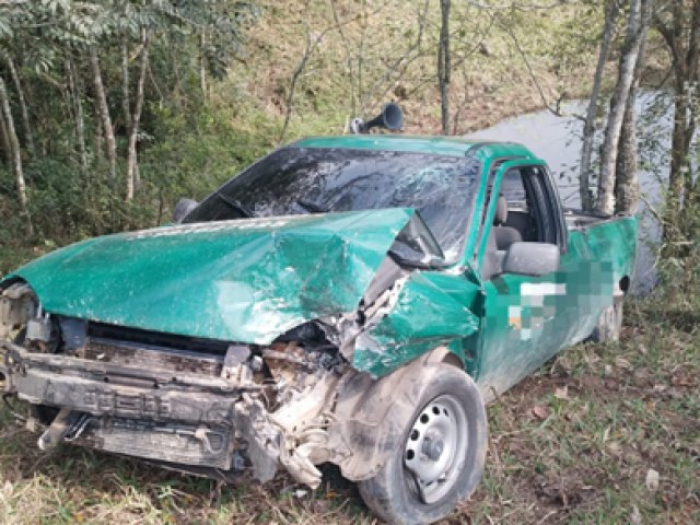 Mau tempo provoca coliso frontal entre dois carros 