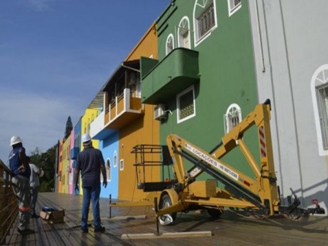 Deck sobre o rio Tubaro ganha sistema de iluminao