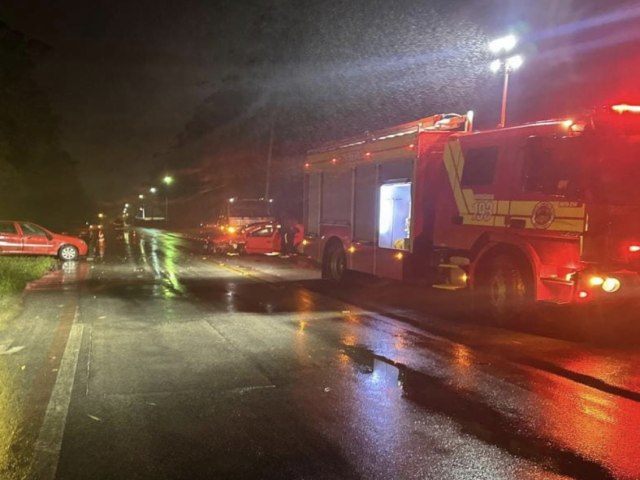 Coliso frontal deixa trs feridos em avenida de Laguna