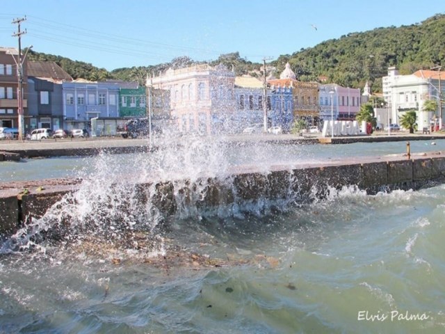 Frio deve se manter na tera-feira, com risco alto de ressaca no Litoral Sul