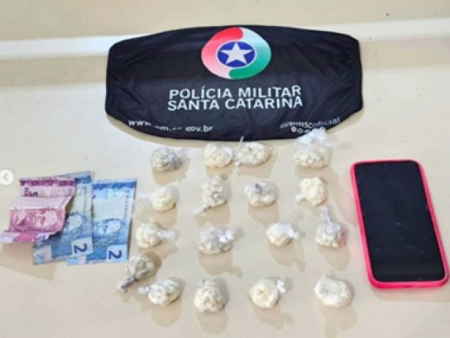 PM encontra mais de 400 pedras de crack escondidas em bolsa