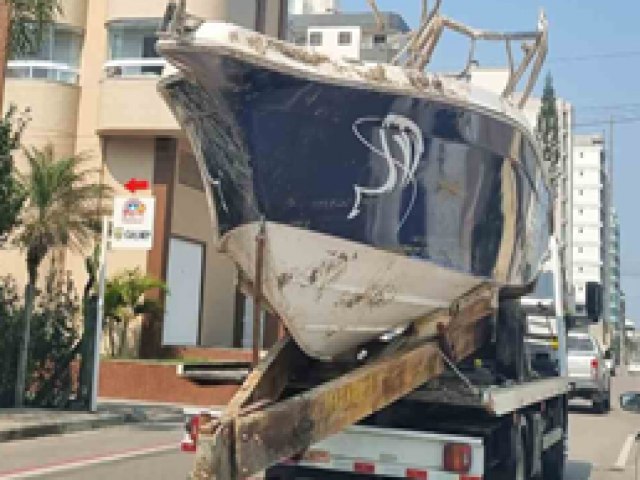 Lancha  retirada aps virar na Barra em Laguna