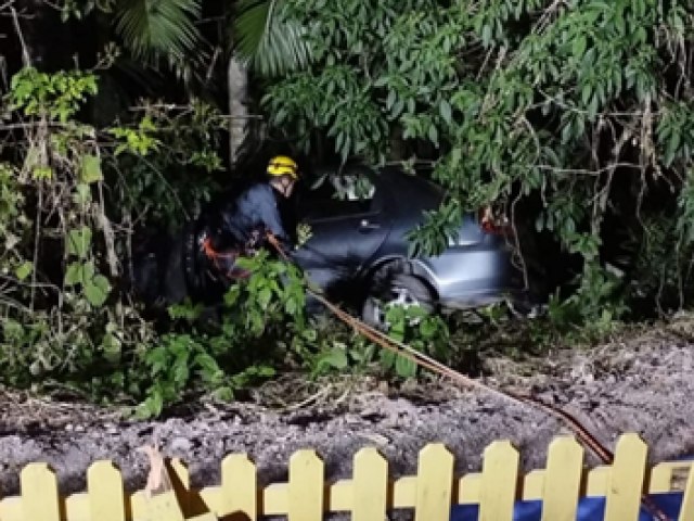 Carro cai em ribanceira de 10 metros e fica preso em rvores