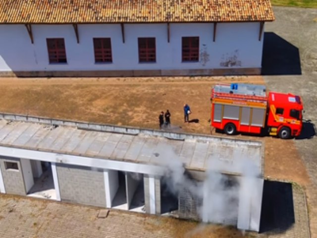 Corpo de Bombeiros  acionado para conter fogo na antiga estao ferroviria de Laguna