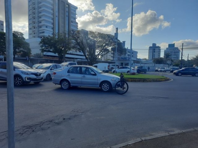 Ciclista tem ferimentos leves ao ser atropelado em rtula no Centro de Tubaro