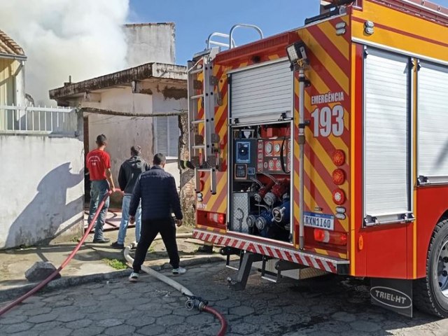 Laguna: Incndio em residncia mobiliza bombeiros, no Campo de Fora