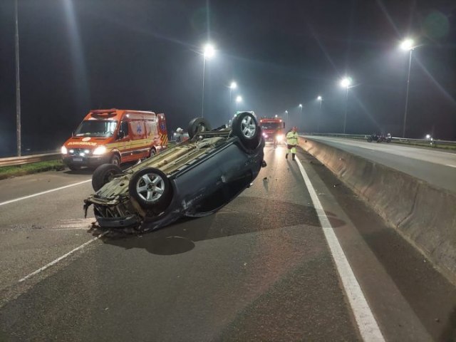 Jovem  socorrido aps capotamento na BR-101