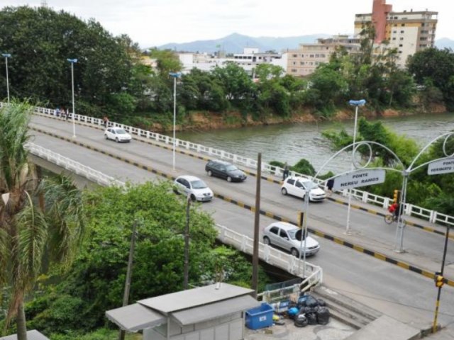 PM resgata homem em rea de risco de ponte no Centro de Tubaro