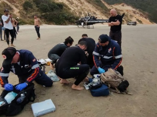 Surfista  socorrido de helicptero aps se afogar em praia de Imbituba