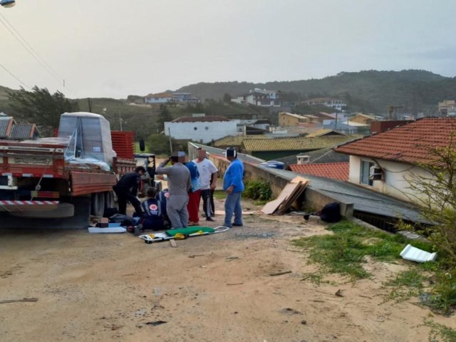 Trabalhador fratura pernas aps ser atingido por carga de cermica