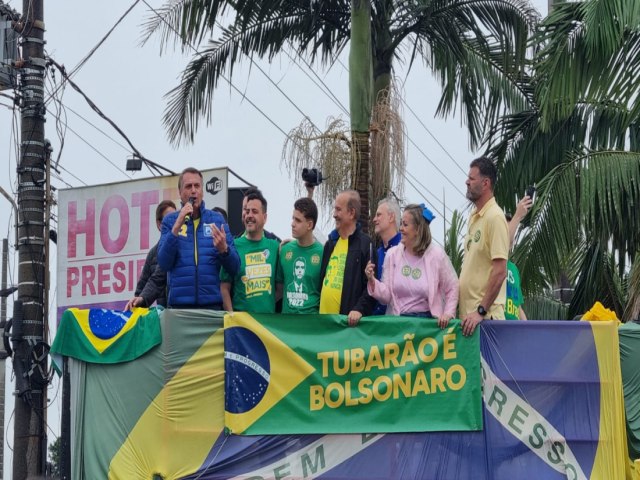 Bolsonaro faz parada em Tubaro e rene centenas de pessoas