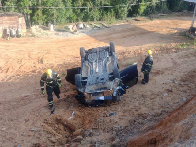 Carro cai em barranco e capota aps batida com outro veculo na SC-108