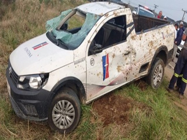 Carro  atingido por rochas em detonao