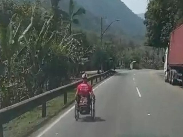 Cadeirante  flagrado gravando vdeo descendo a serra