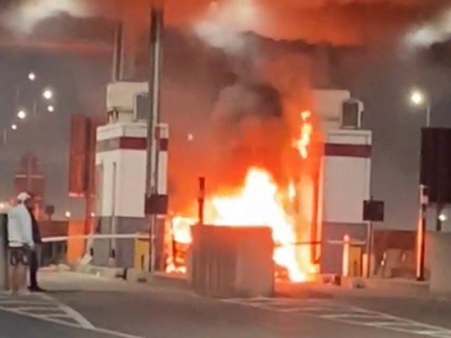 Em Laguna carro pega fogo em praa de pedgio e chamas avanam em cabine