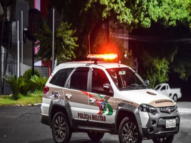 Fiscal  retirado de seo com arma de choque, soqueira e simulacro