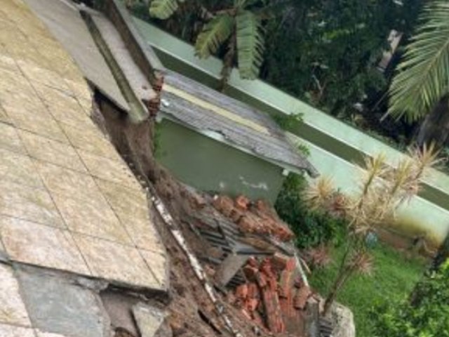 Susto! Deslizamento de terra em Tubaro desloca muro de residncia no bairro Cruzeiro